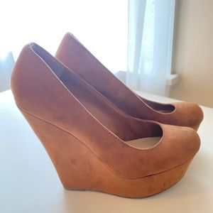 Closed toe wedge, suede camel, women’s 6
